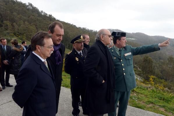 Fernández Díaz en otro punto del recorrido por el perímetro fronterizo, acompañado del presidente de Ceuta y el Delegado del Gobierno en la ciudad autónoma./ Ministerio de Interior