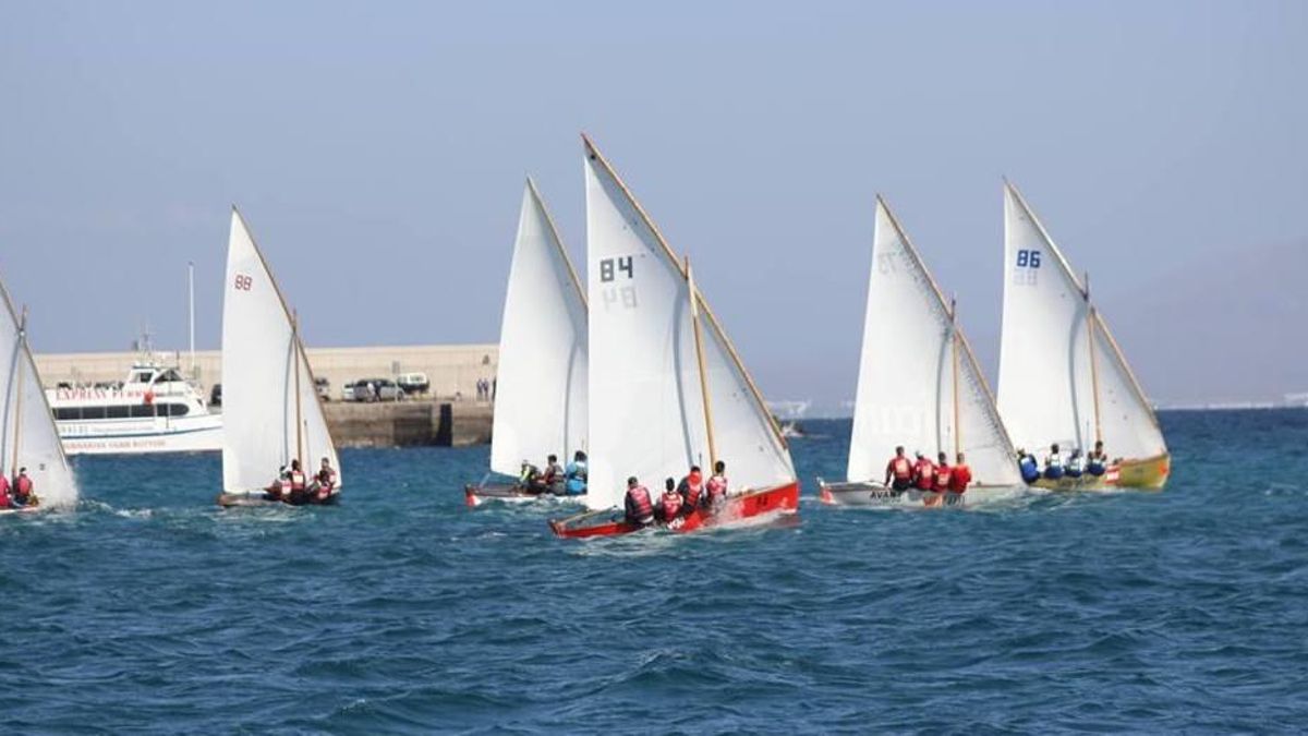 Imagen de una regata de vela latina.
