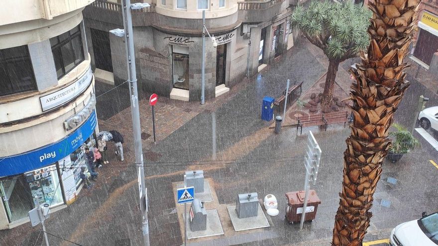 Lluvia en Santa Cruz de Tenerife este martes.