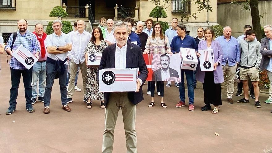Iñaki Arechabaleta con los avales y parte de su equipo.