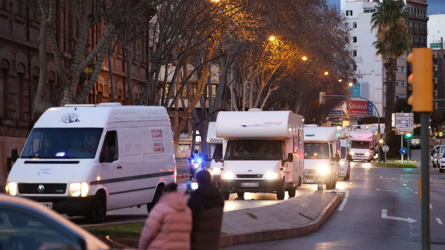 Unes 200 caravanes prenen Palma contra la prohibició de PP i Vox de viure-hi davant de la manca d'habitatge