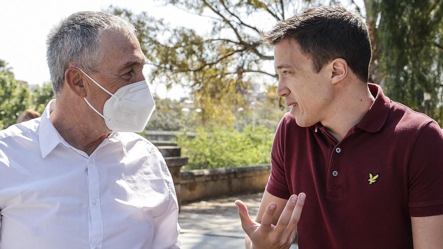 El portavoz de Compromís, Joan Baldoví (i), y el portavoz de Más País, Iñigo Errejón (d).