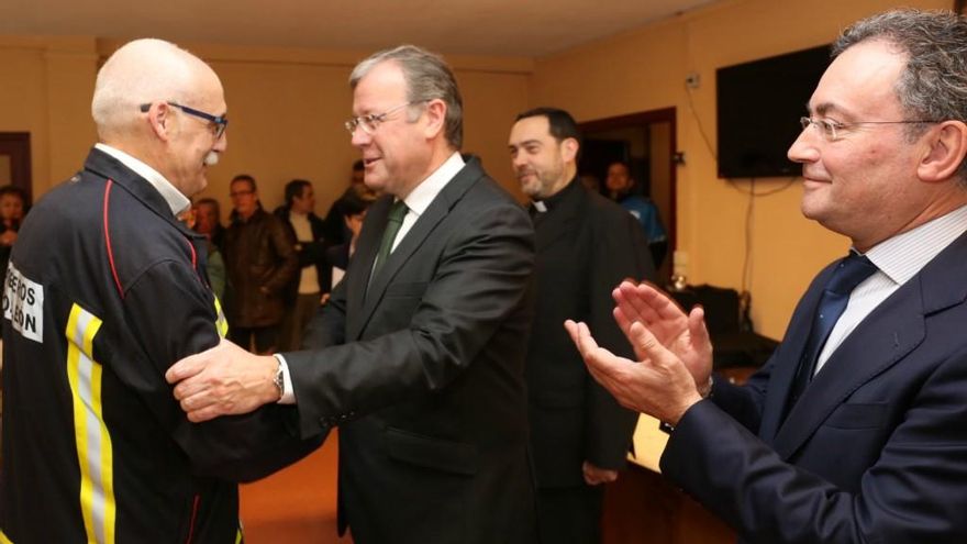 El alcalde, Antonio Silván, entrega las medallas a los miembros del cuerpo de Bomberos más veteranos.