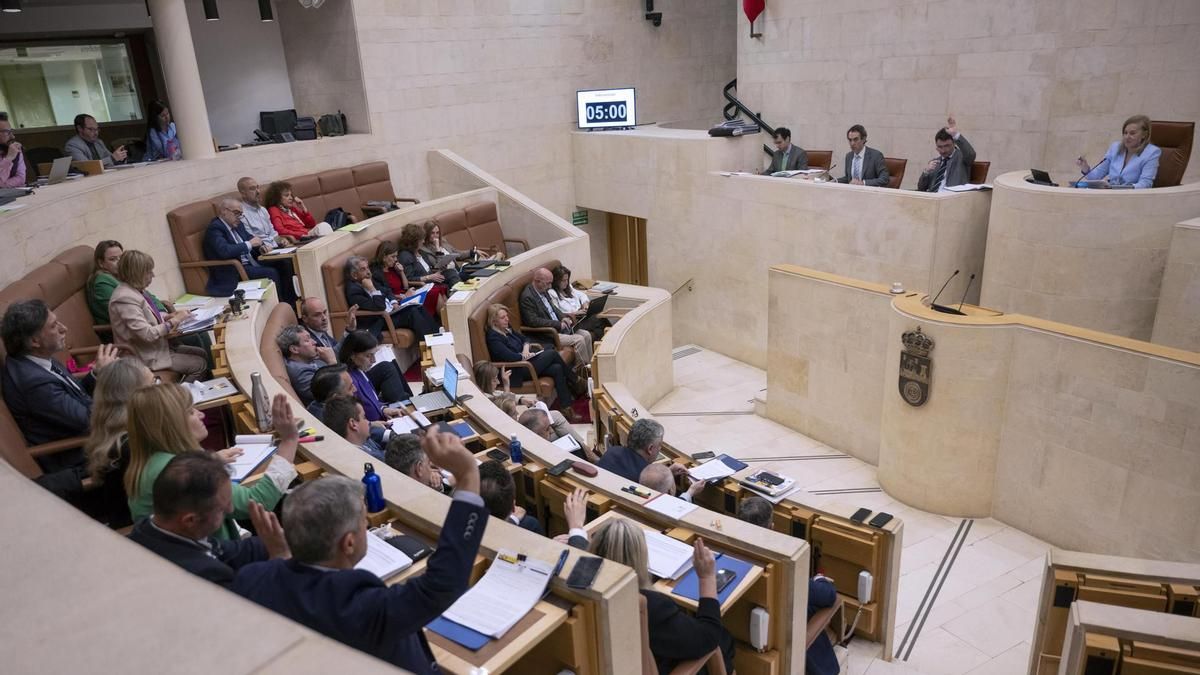 El Parlamento de Cantabria renueva su web: enlaces que no funcionan y suspenso en transparencia