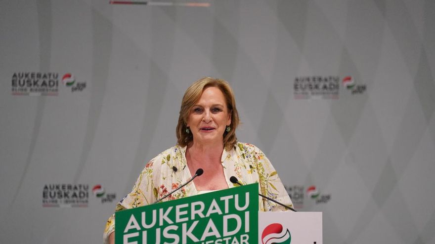La presidenta del PNV, Itxaso Atutxa, durante el seguimiento de la jornada electoral con motivo de los comicios en Euskadi el pasado abril.
