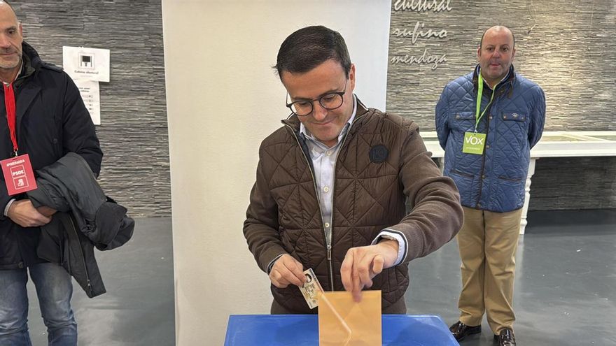 El candidato socialista Miguel Ángel Gallardo ejerce su derecho al voto en el colegio electoral del espacio cultural Rufino Mendoza en Villanueva de la Serena, este domingo.
