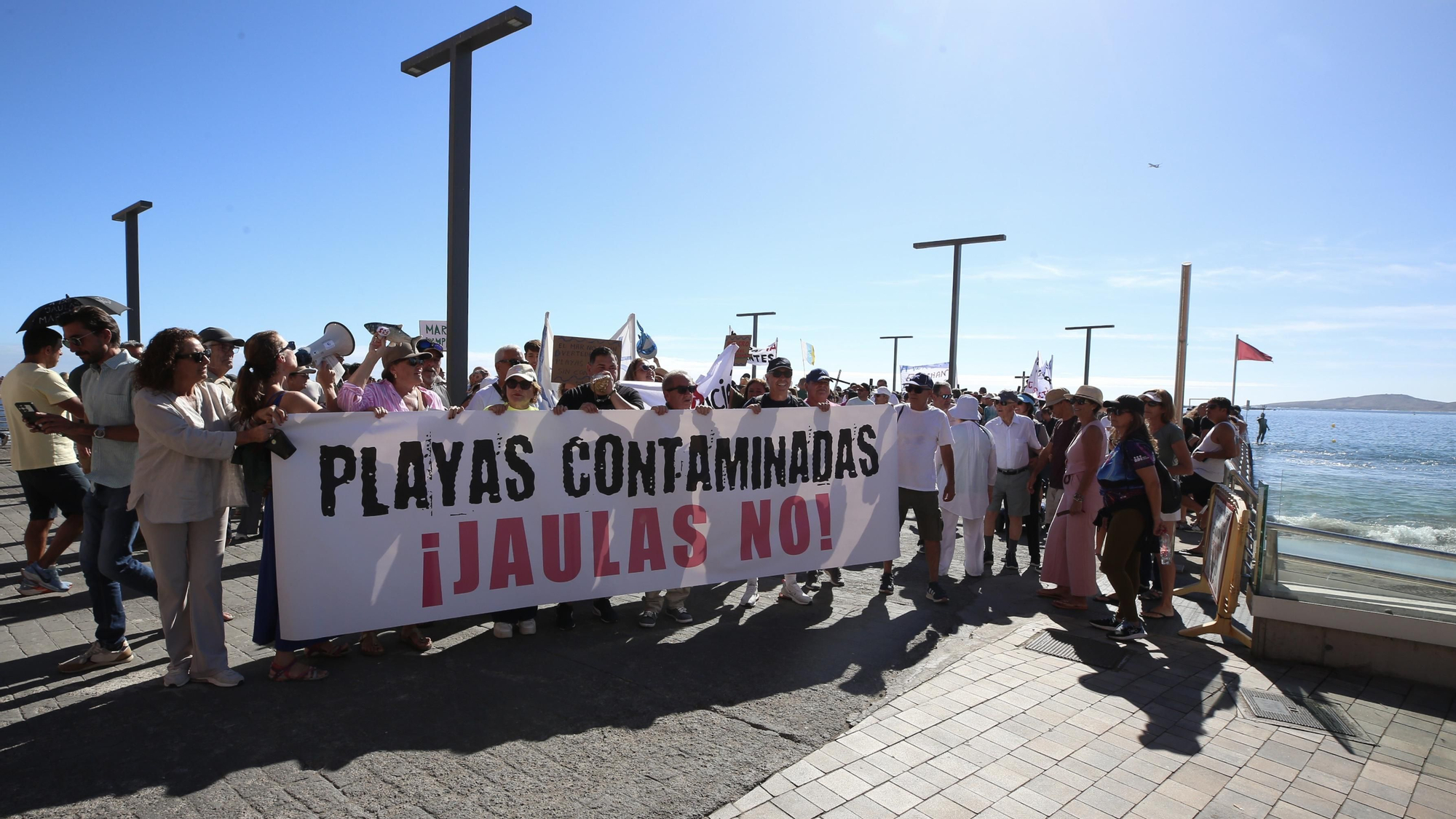 Manifestación en Melenara contra los vertidos: "Esto huele a muerto"