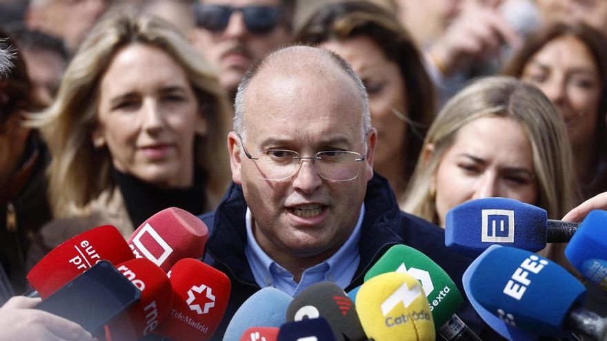 El portavoz del PP, Miguel Tellado, ofrece declaraciones a los medios.
