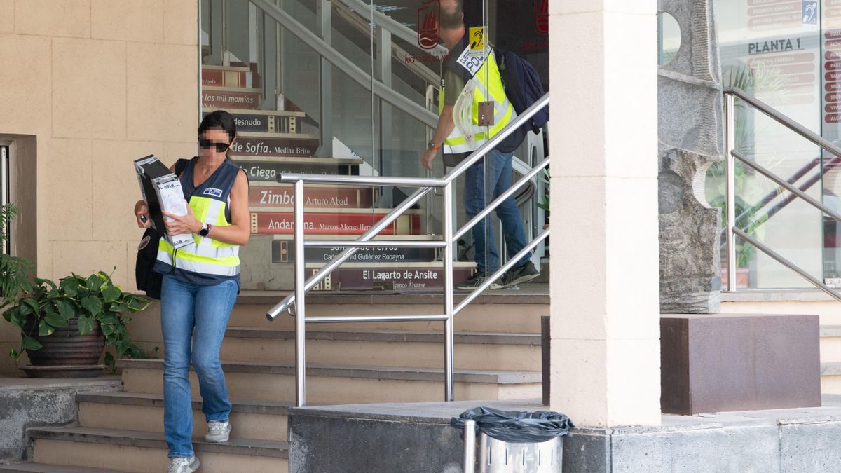 Dos agentes policiales abandonan la sede del Ayuntamiento de Puerto del Rosario tras el registro ordenado por el Juzgado a cargo del 'caso Odín'.