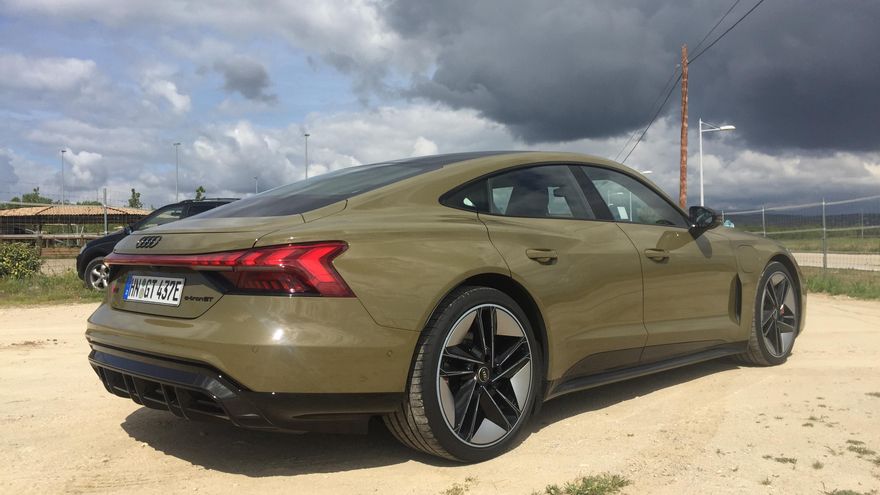 El Audi e-tron GT destaca por unas dimensiones típicas de las berlinas deportivas.