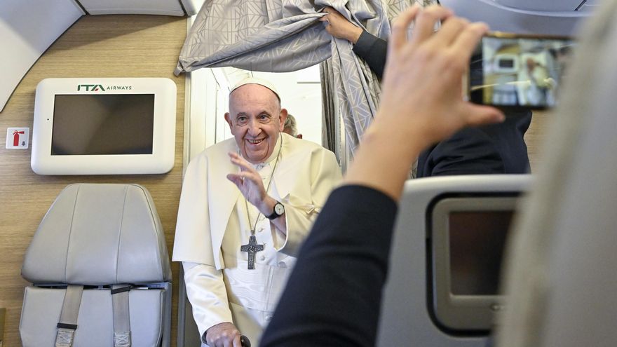 El papa Francisco responde este jueves a las preguntas de los periodistas durante una conferencia a bordo del avión papal en su vuelo de regreso a Roma tras visitar Kazajistán. EFE /EPA/ALESSANDRO DI MEO / POOL