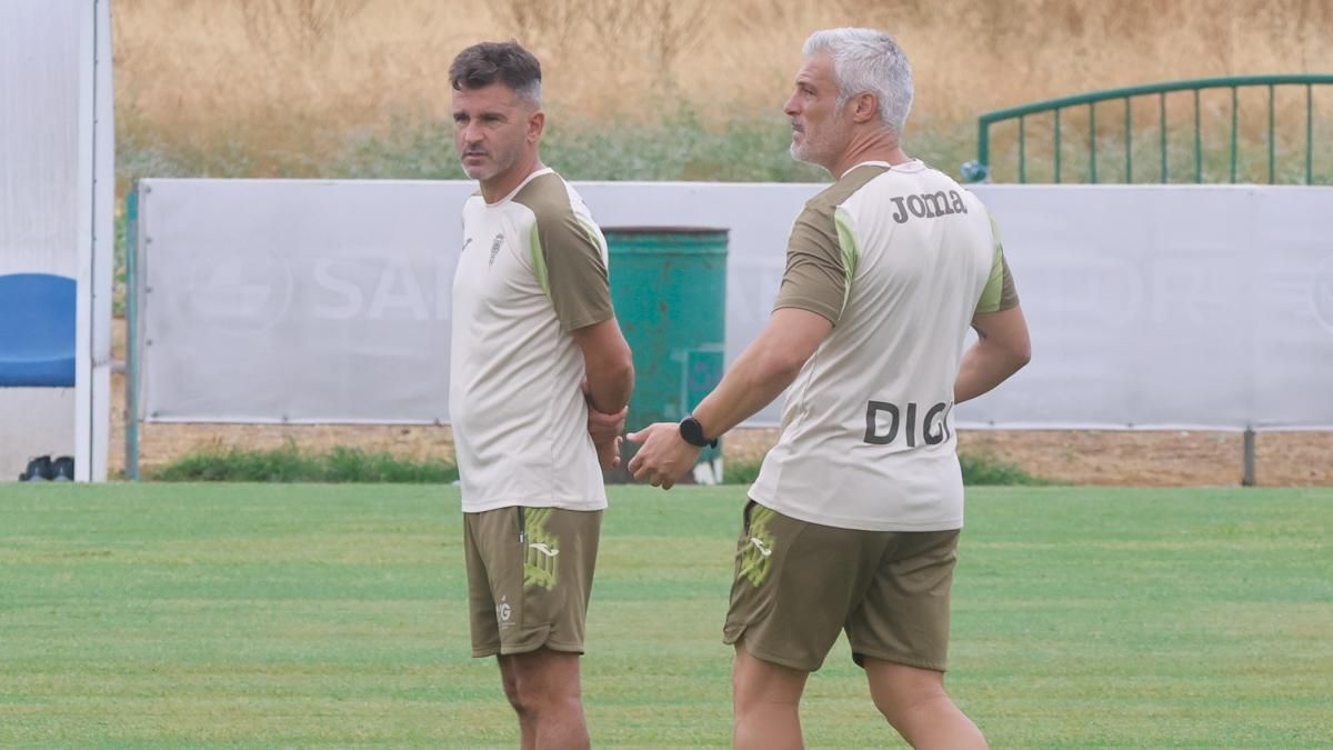 Iván Ania, junto a César Negredo en el entrenamiento de este lunes