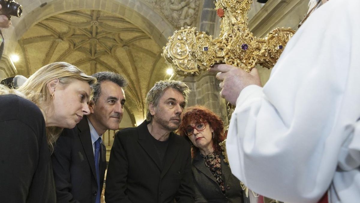 Francisco Martín y Jean Michel Jarre, en el centro de la imagen, en Santo Toribio.