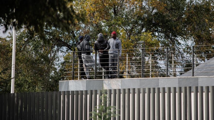 Migrantes que llegaron en patera a Canarias durante esta crisis migratoria en la CREADE de Pozuelo de Alarcón.