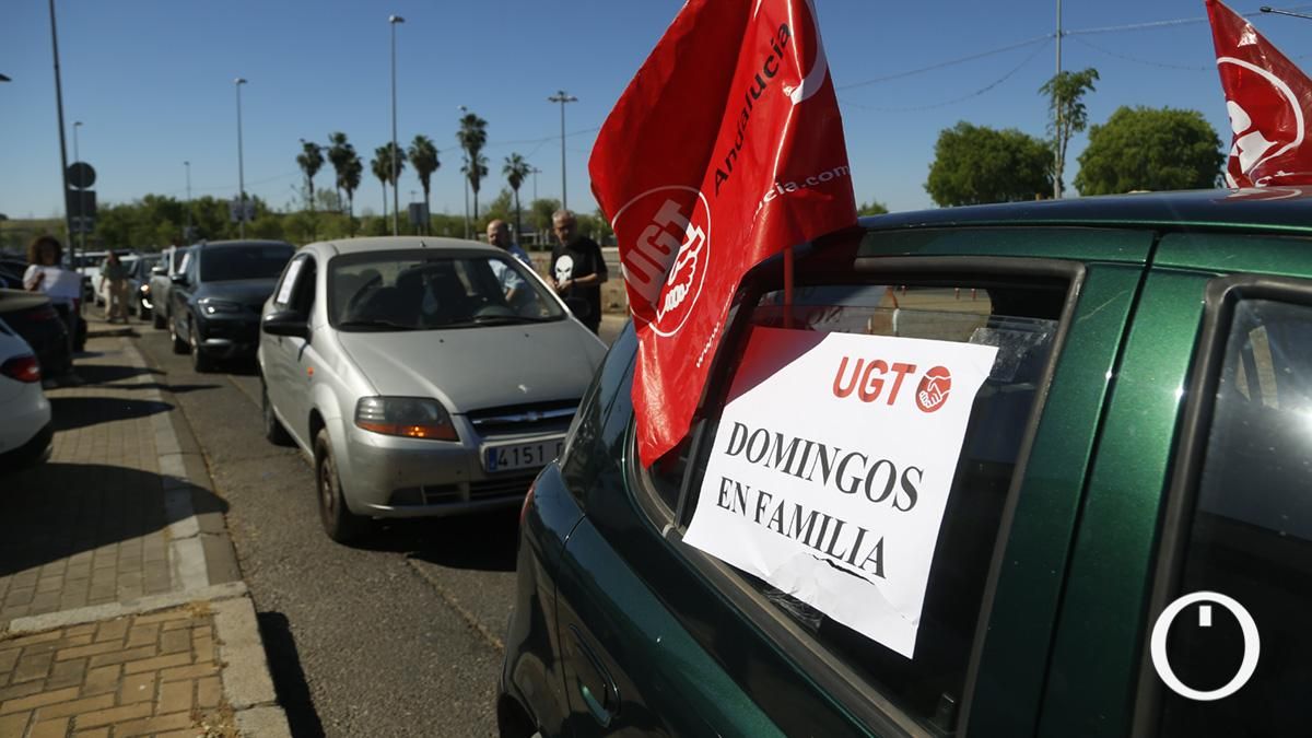 Caravana de vehículos para mostrar su disconformidad con la apertura de comercios en domingos y festivos