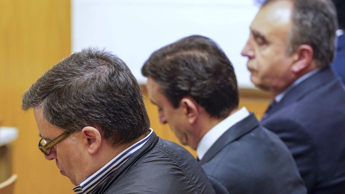 Rafael Delgado (i-d) y los hermanos Alberto y Francisco Esgueva se sientan en el banquillo de los acusados en el juicio de la conocida como trama eólica. Gallego