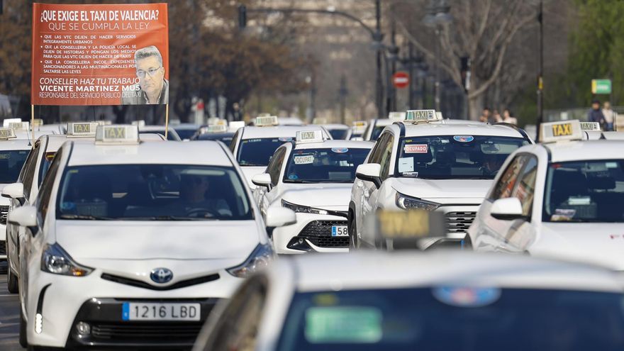 La batalla entre los taxis y los VTC se recrudece en la Comunitat Valenciana tras una sentencia que abre una vía para liberalizar el sector