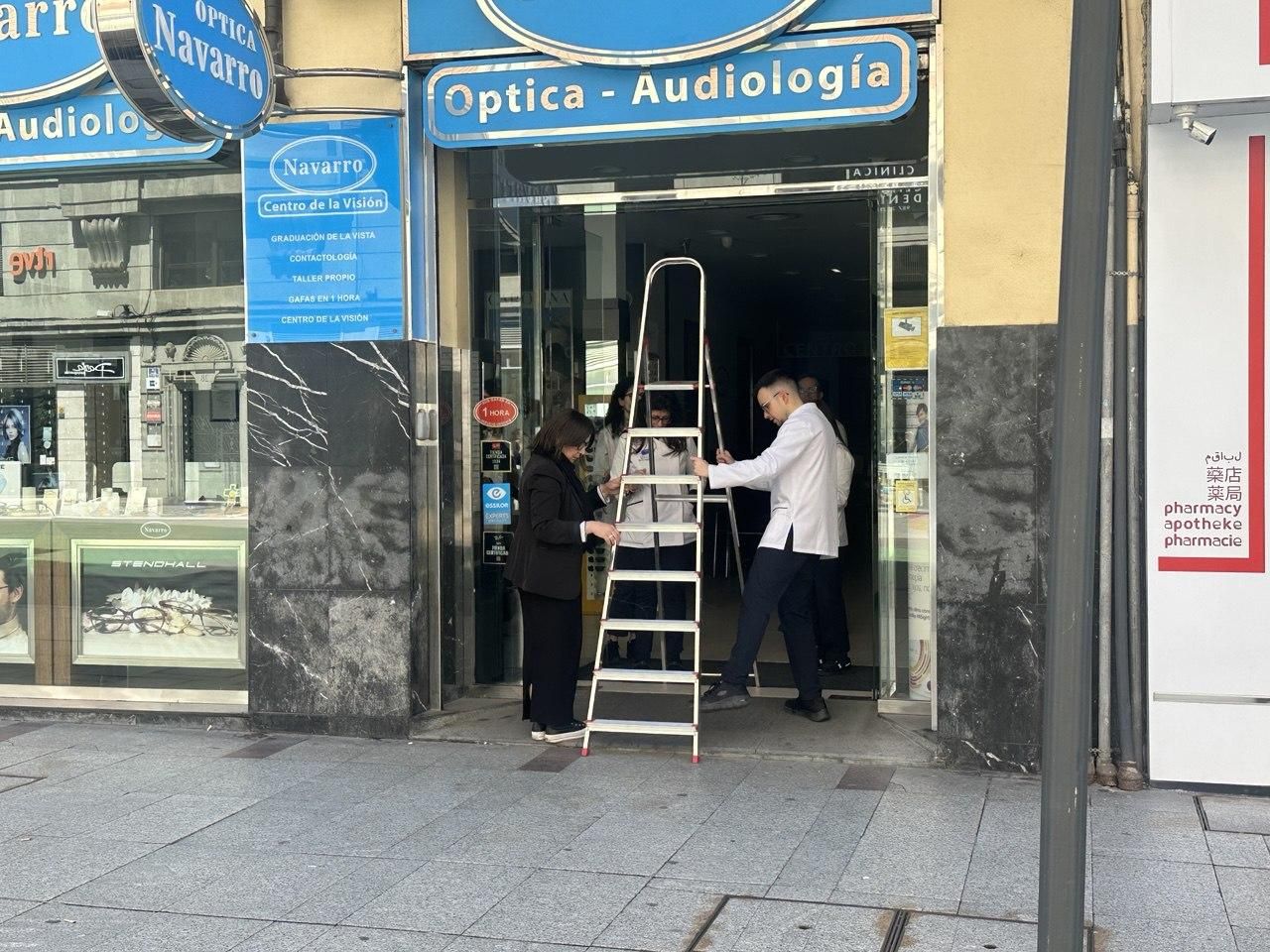 Un negocio echa el cierre durante el apagón.