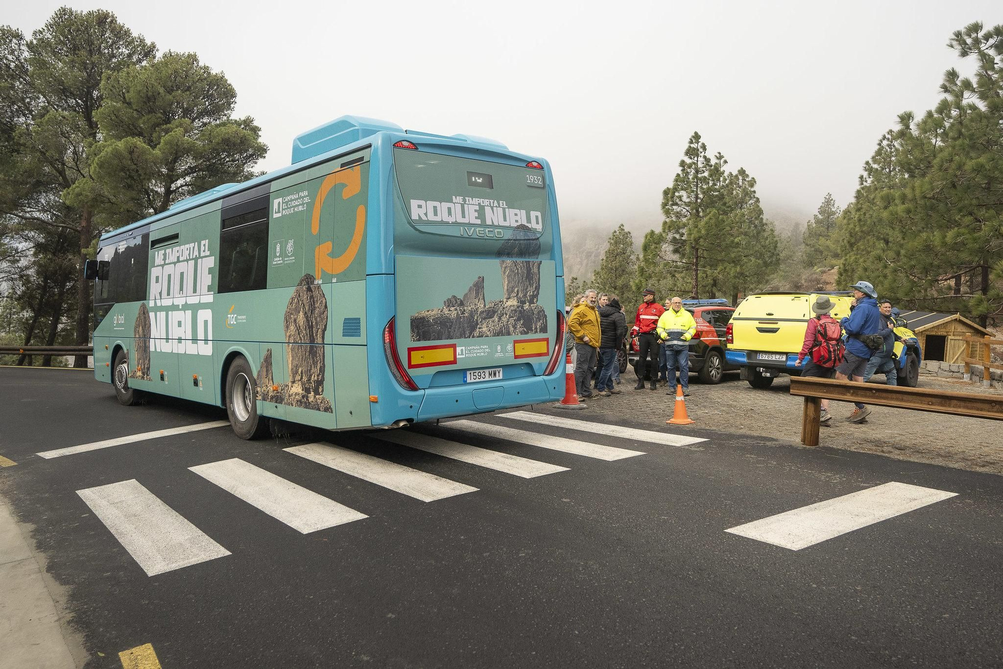 El presidente del Cabildo de Gran Canaria, Antonio Morales, en su visita al Espacio Protegido del Roque Nublo este lunes, junto con otros miembros de la corporación.