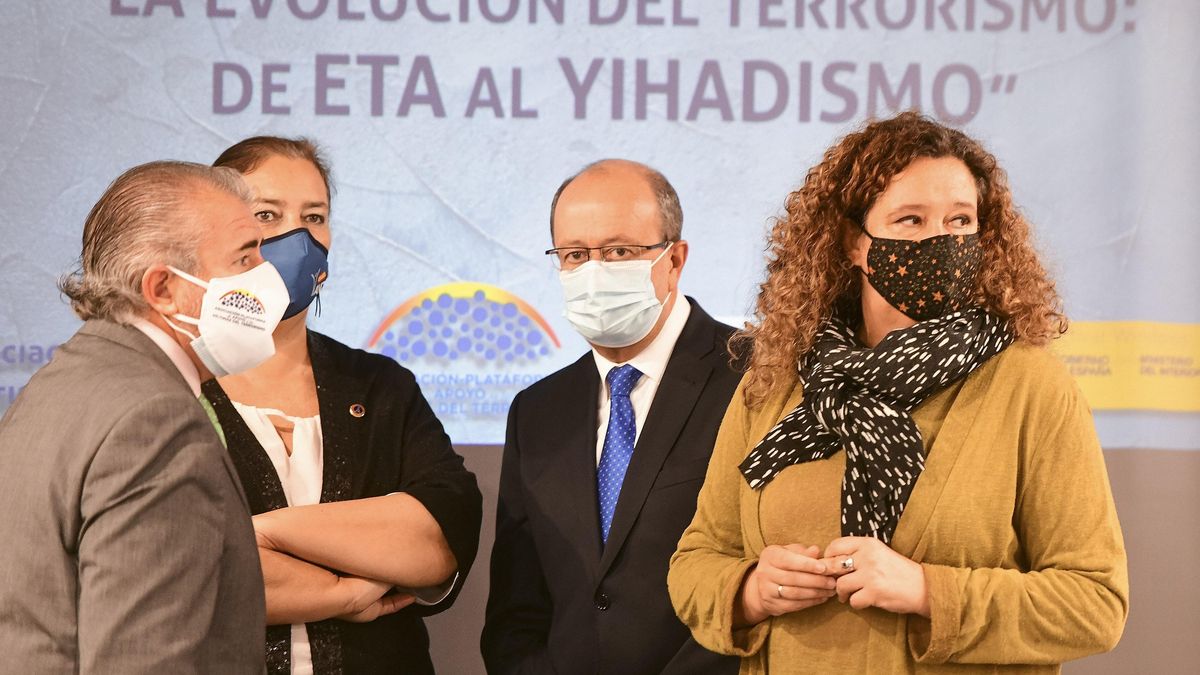 Representantes institucionales en las sextas jornadas de la AVT en San Sebastián