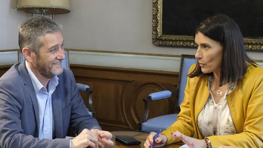 Javier Ceruti y Gema Igual durante su reunión en el Ayuntamiento de Santander.