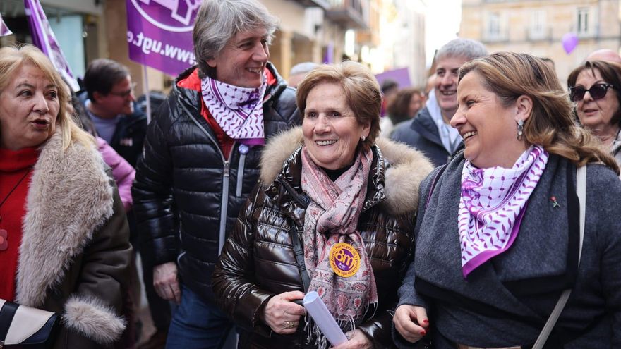 El candidato del PSOE a la Presidencia de la Junta, Carlos Martínez, participa en la concentración del 8M