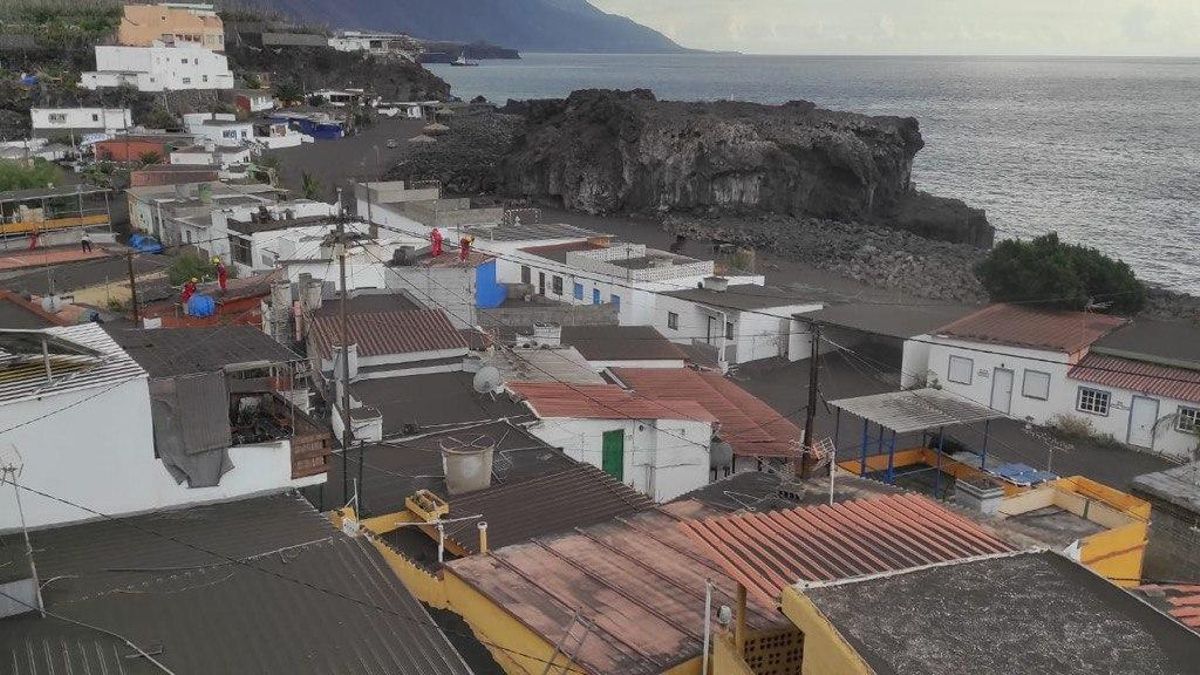 El sombrío manto de ceniza sobre el pueblo costero de La Bombilla