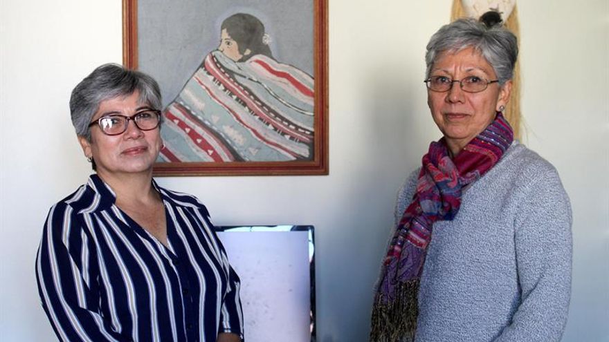 La activista guatemalteca Emma Molina Theissen (i) y su hermana María Eugenia Molina Theissen (d) fueron registradas este martes al posar para Efe, en Washington (EE. UU.).