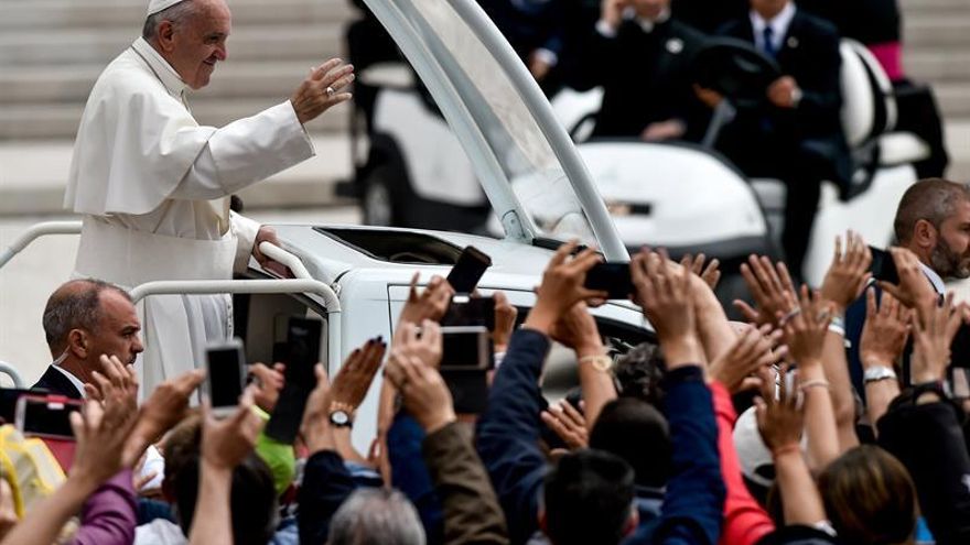 El papa pide diálogo para acabar con las guerras y la persecución religiosa