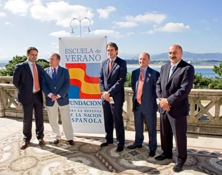 El alcalde de Santander, en el centro junto a Ricardo Garrudo, también arropó con su presencia la Escuela de Verano de Denaes.