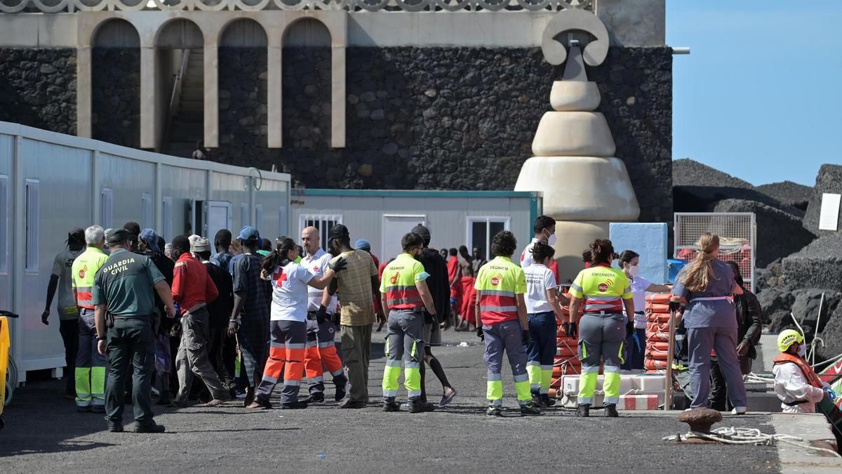 El delegado del Gobierno y el Cabildo reconocen la labor y esfuerzo de los equipos de rescate en el repunte migratorio en El Hierro
