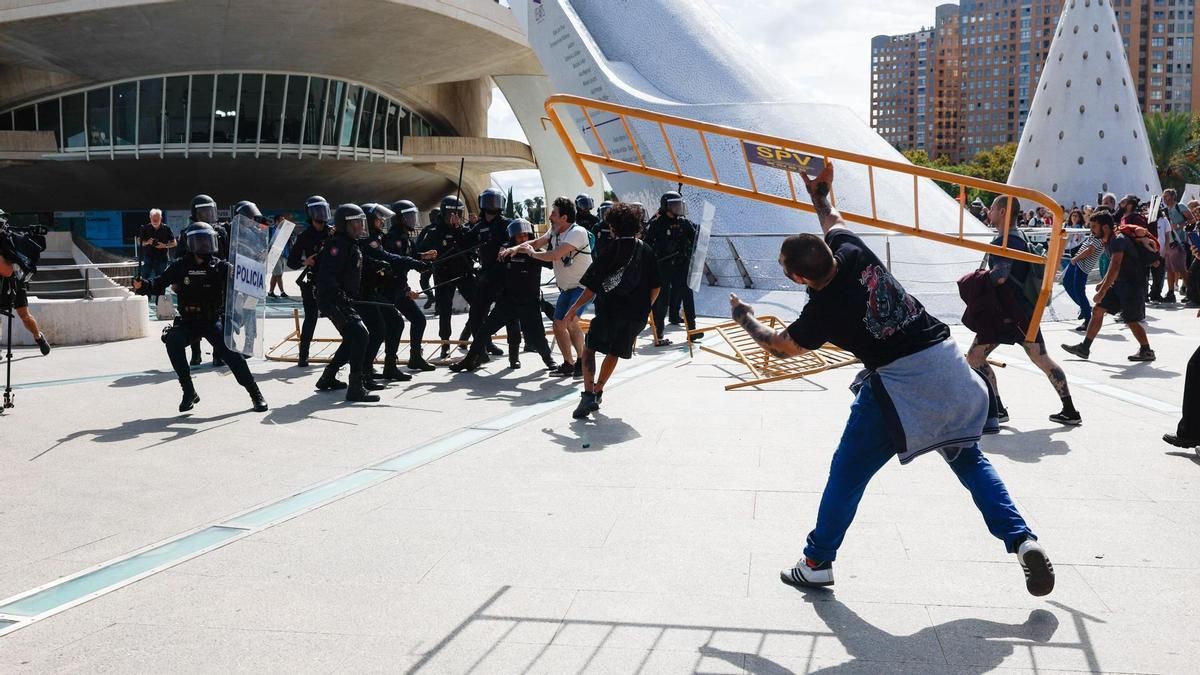 La protesta contra la especulación inmobiliaria deriva en cargas policiales a las puertas del Palau de les Arts
