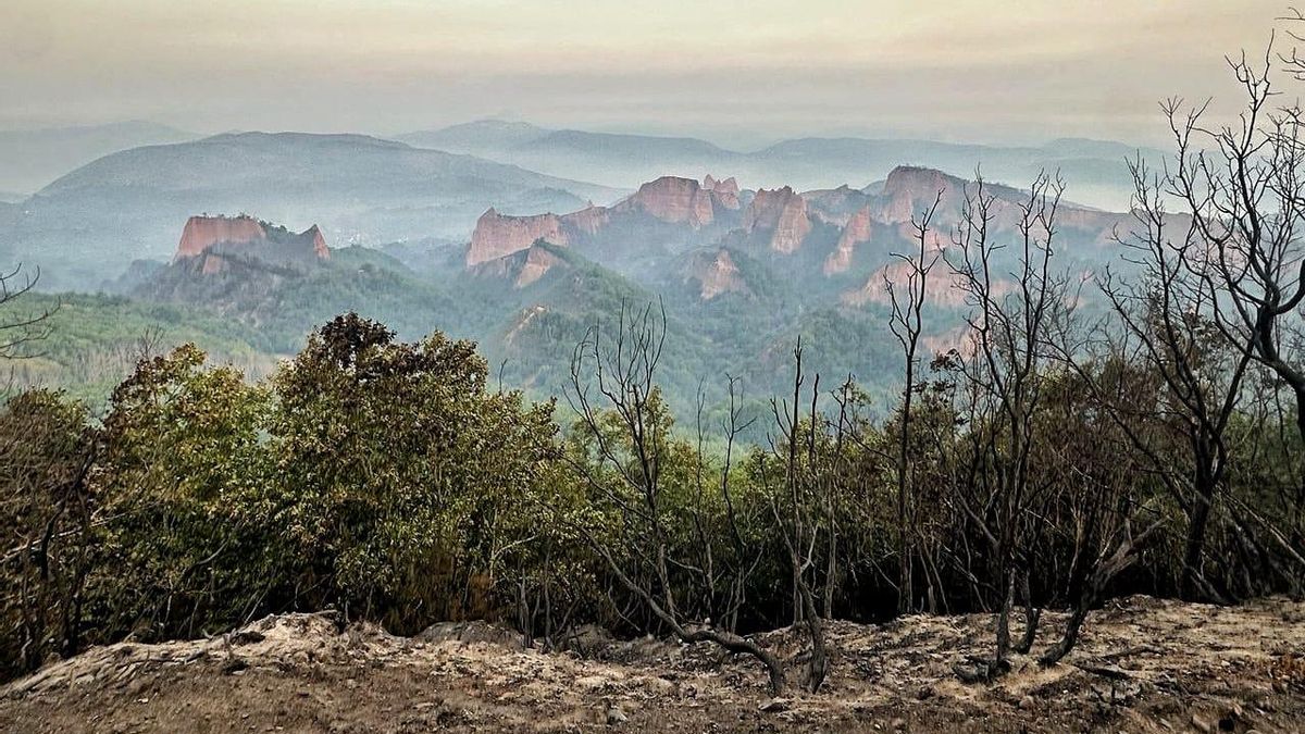 Una de las típicas estampas de Las Médulas tras el dañino efecto de los incendios forestales.