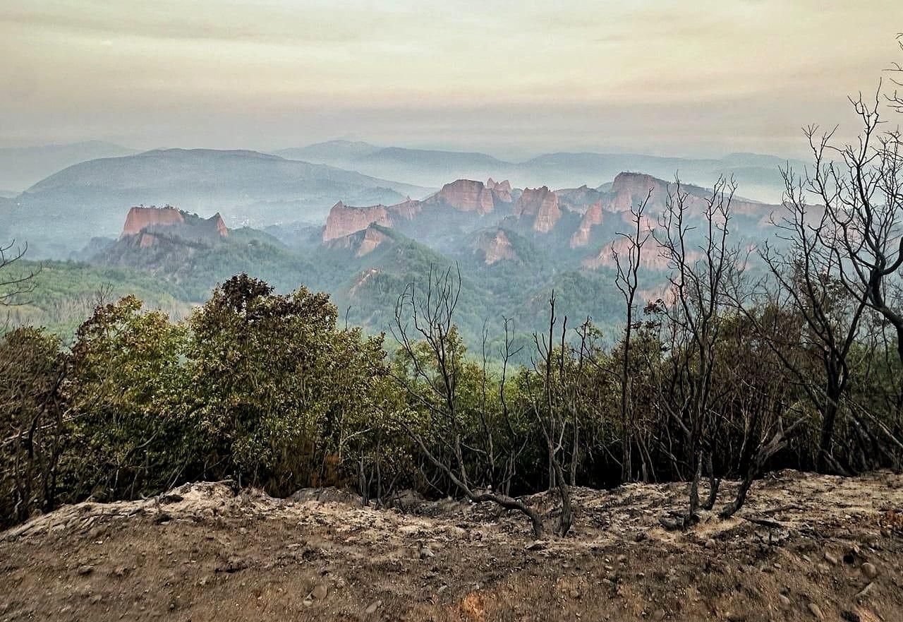 Una de las típicas estampas de Las Médulas tras el dañino efecto de los incendios forestales.