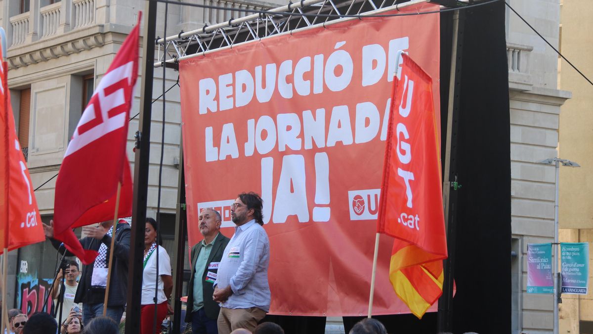 CCOO y UGT se han concentrado este miércoles ante la sede de Foment para exigir a Junts que vote a favor de la reducción de jornada