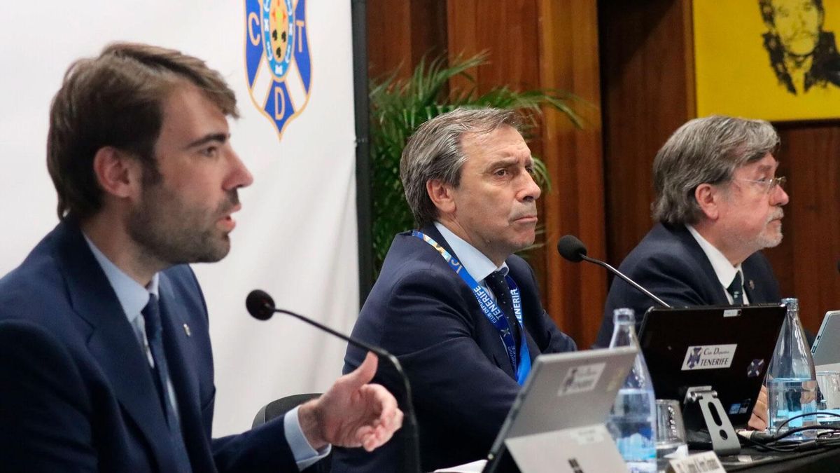 Antonio Porro (izquierda) junto a Felipe Miñambres durante la junta general de accionistas del CD Tenerife