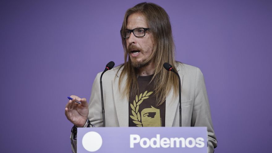 El secretario de Organización de Podemos, Pablo Fernández, comenta la actualidad política en rueda de prensa. EFE/Marcos Villaoslada