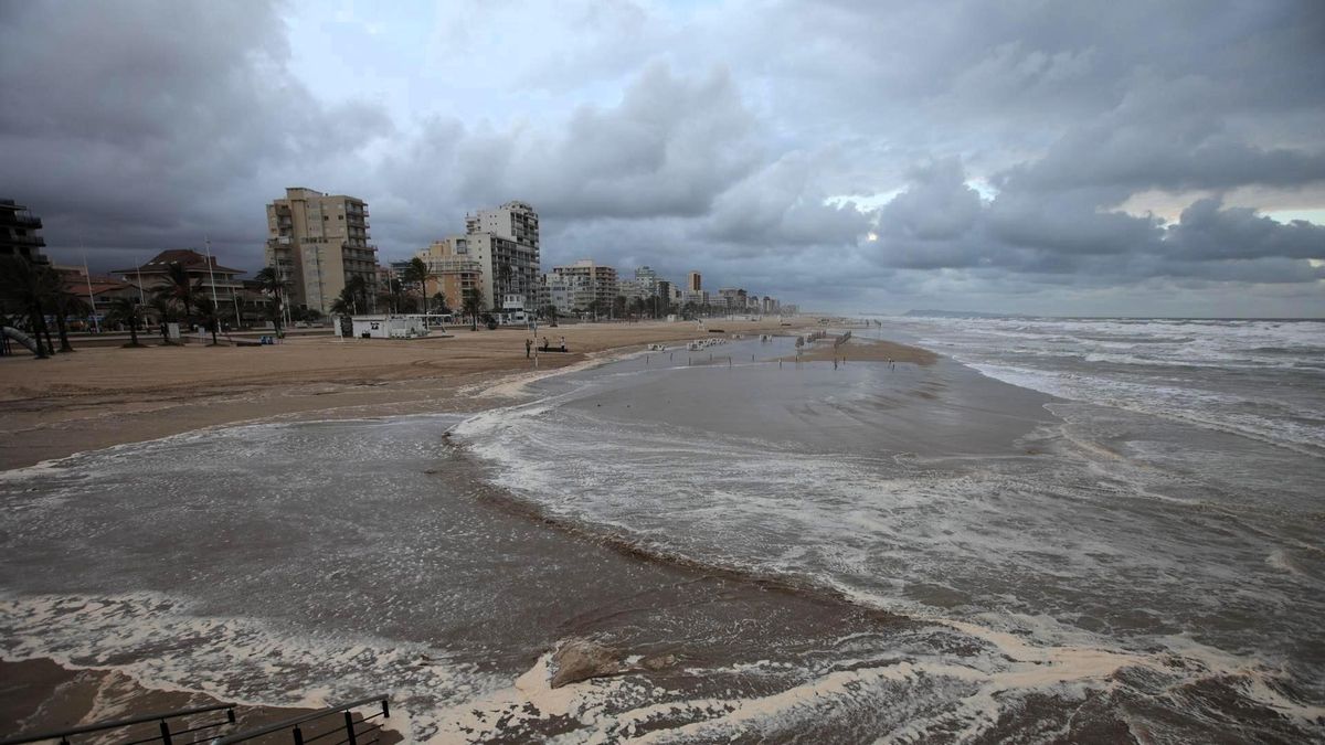 Las nubes y el temporal se ciernen sobre la playa de Gandia.