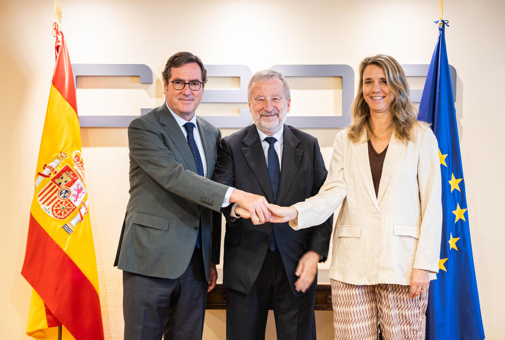 Firma del acuerdo entre CaixaBank, CEOE y Cepyme.