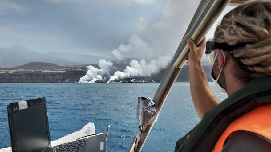 La colada avanza hacia la fajana con menos efusividad y la mala calidad del aire obliga a cerrar los accesos a la costa por el sur