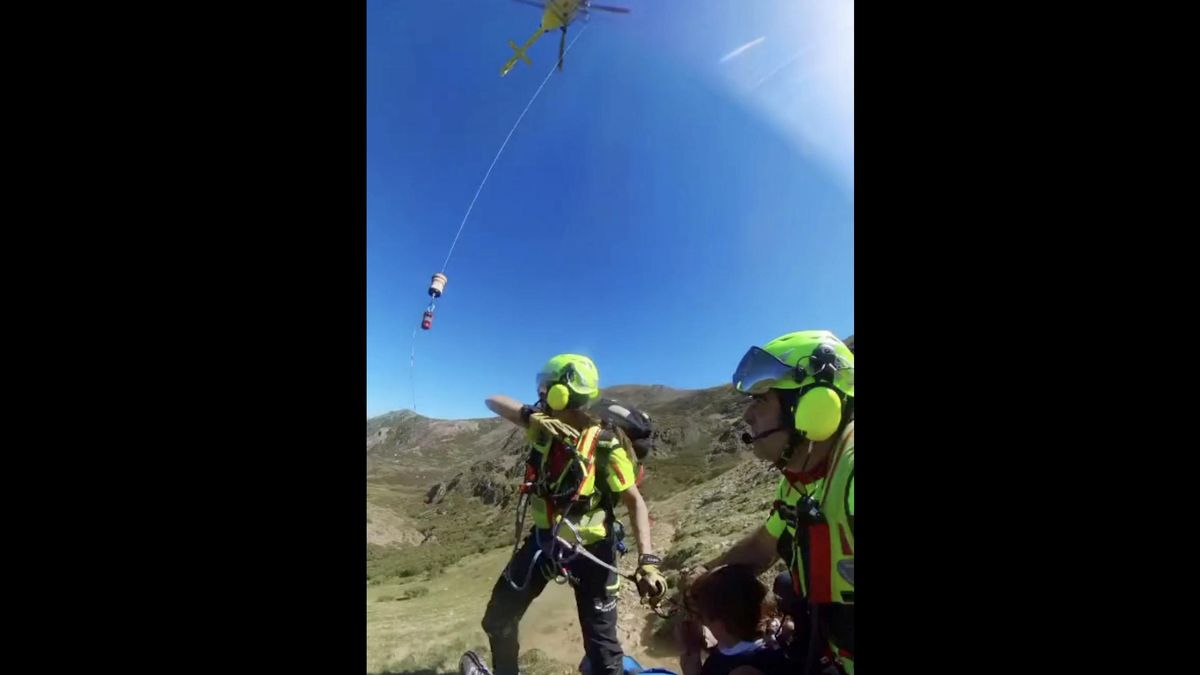 Rescate en helicópteto una senderista herida en un pie en el entorno del Lago Chao, en la comarca de Babia