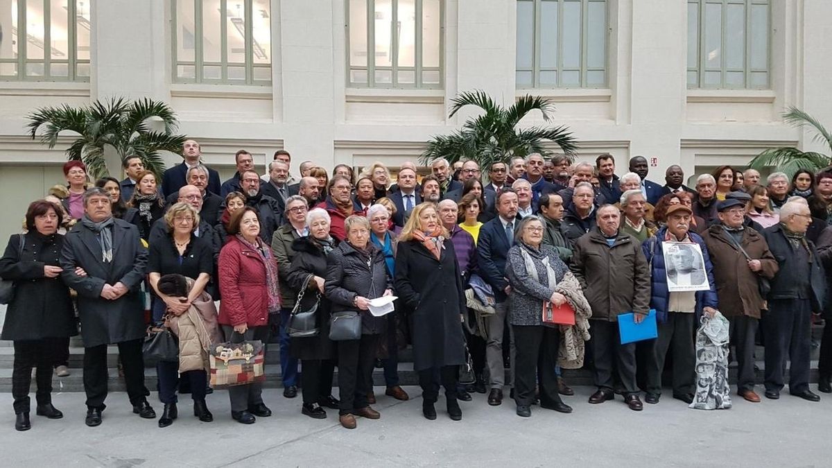 Los nombres de los republicanos madrileños deportados a campos nazis son leídos en Cibeles como homenaje