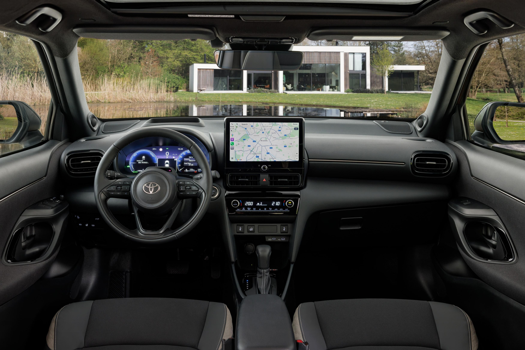 Salpicadero y plazas delanteras del Yaris Cross.