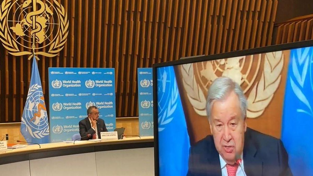 De izquierda a derecha: el director general de la Organización Mundial de la Salud (OMS), Tedros Adhanom Ghebreyesus, y el secretario general de Naciones Unidas (ONU), António Guterres, en rueda de prensa. A 7 de octubre de 2021, en Ginebra (Suiza).