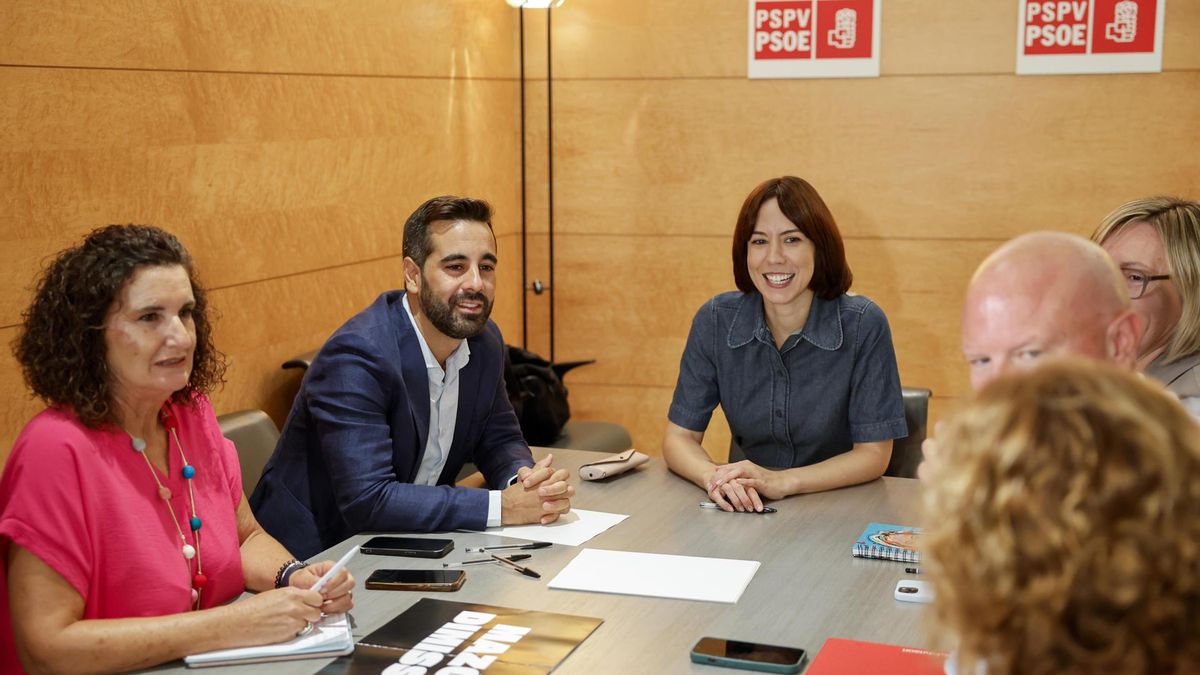La secretaria general del PSPV-PSOE, la ministra Diana Morant, y el síndic del PSPV en Les Corts, José Muñoz, durante la reunión mantenida este lunes con la dirección del grupo parlamentario socialista en Les Corts Valencianes.