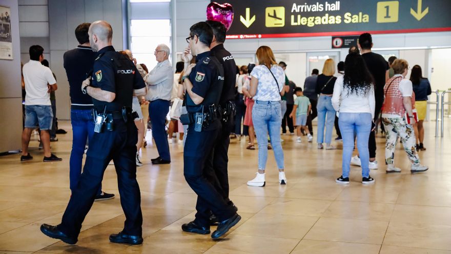 Archivo - Un grupo de agentes de Policía Nacional en el aeropuerto de Madrid-Barajas