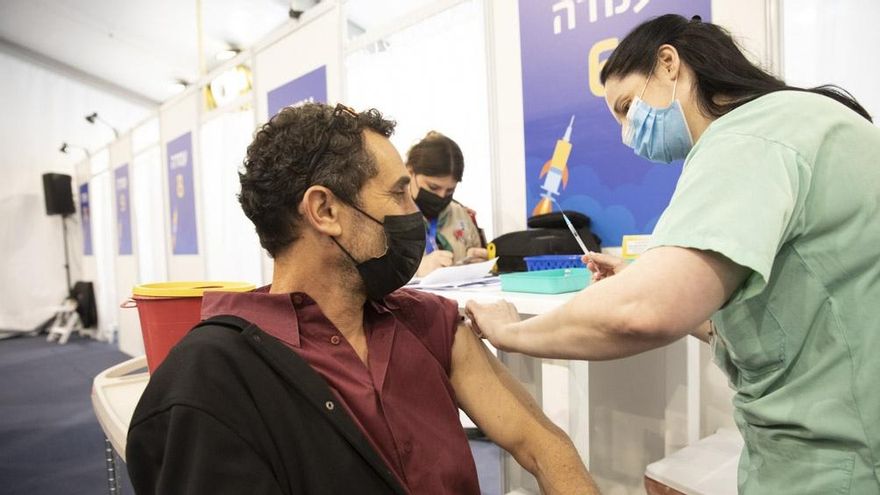 Las nuevas cepas del coronavirus se expanden por el mundo, mientras se refuerza la vacunación