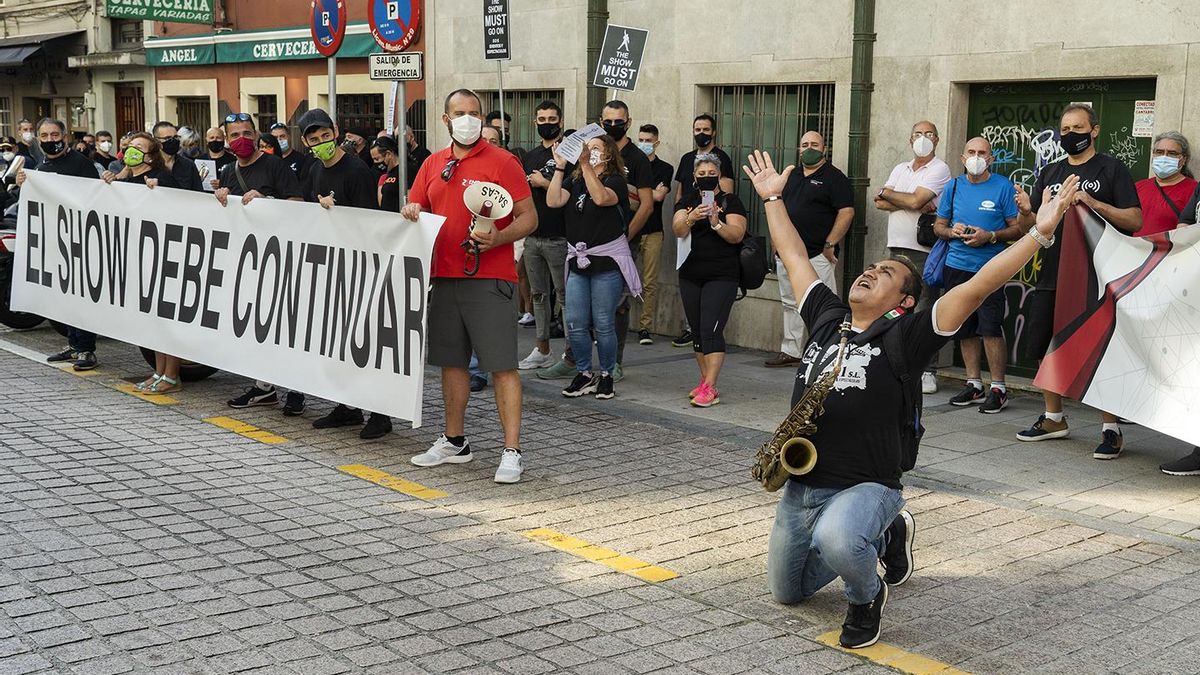 Protesta de las empresas de eventos y espectáculos frente al Gobierno de Cantabria.