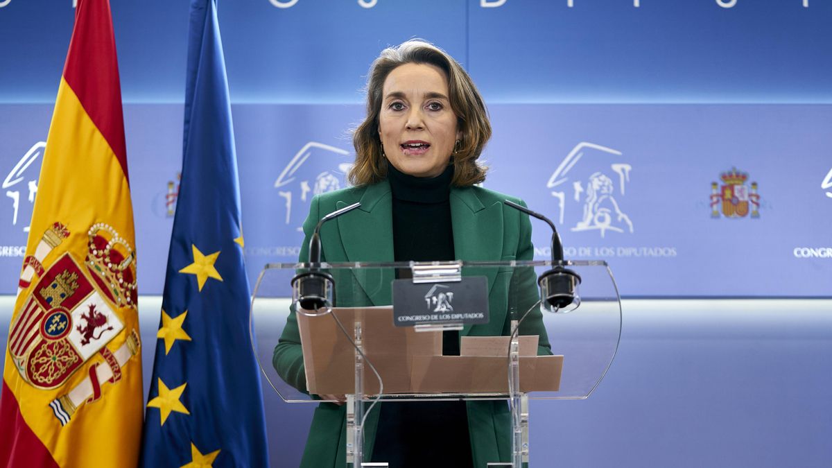 La portavoz parlamentaria del PP en el Congreso, Cuca Gamarra, durante una rueda de prensa posterior a la reunión de la Junta de Portavoces, en el Congreso de los Diputados, a 13 de diciembre de 2022, en Madrid (España).