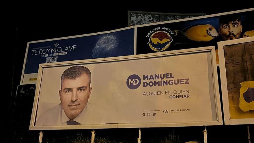 Cartel del PP en una valla publicitaria que la Junta Electoral ha obligado a retirar